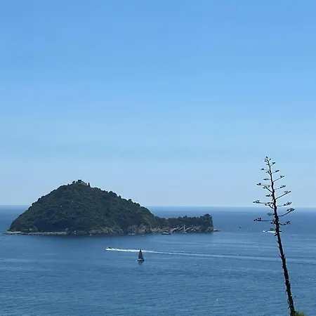Vista Mozzafiato Sull'isola Gallinara Alassio